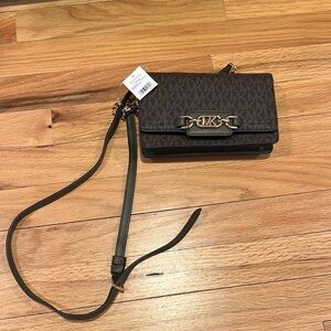 MICHAEL Michael Kors Brown Crossbody Bag with Timeless Appeal